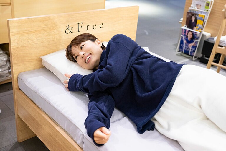 頭の沈み込み方や寝返りを打った時の感触も素材によって様々。