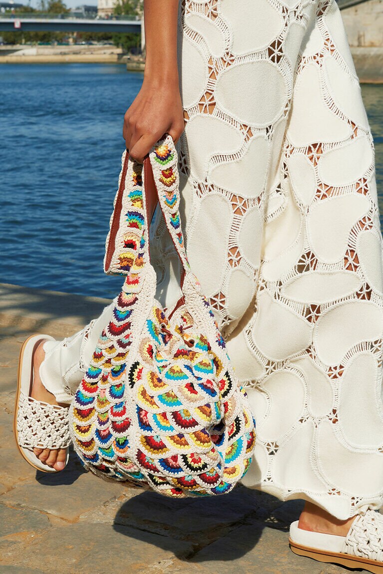 レザーワーキンググループ認定のレザーをハンドクロシェで繋ぎ合わせた。