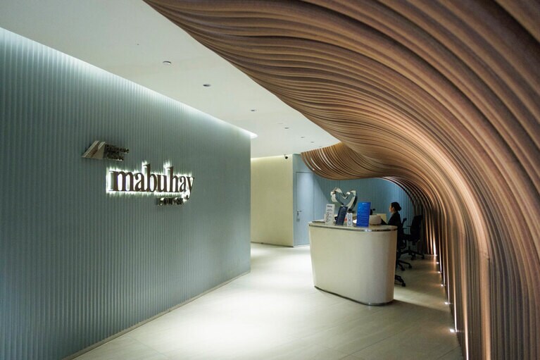 マニラ空港の「マブハイ・ラウンジ」。