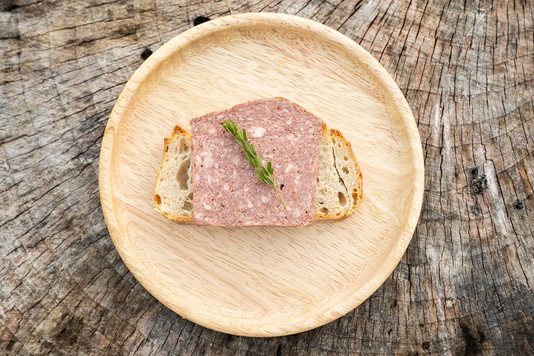 冷菜としてワインのおともにぴったりの田舎パテは、ポッポのパンのカンパーニュの上に乗せて朝食にしても美味。