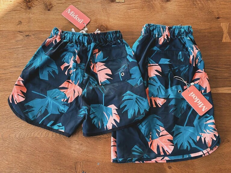 小さなポケットは便利でかわいいアクセントに。