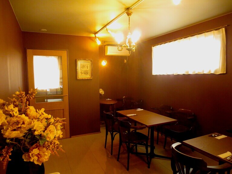 2階のサロン・ド・テ。ゆったりとテーブルが配され、落ち着いた雰囲気。