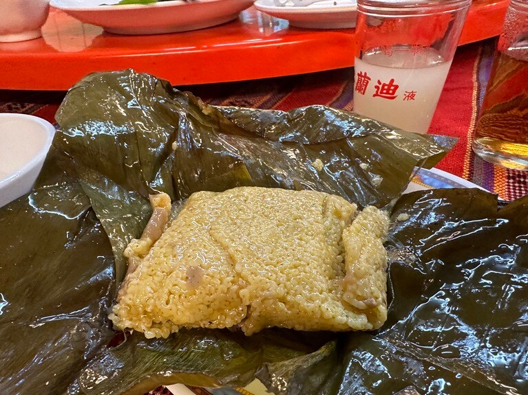 もちキビのおこわと地酒のにごり酒。