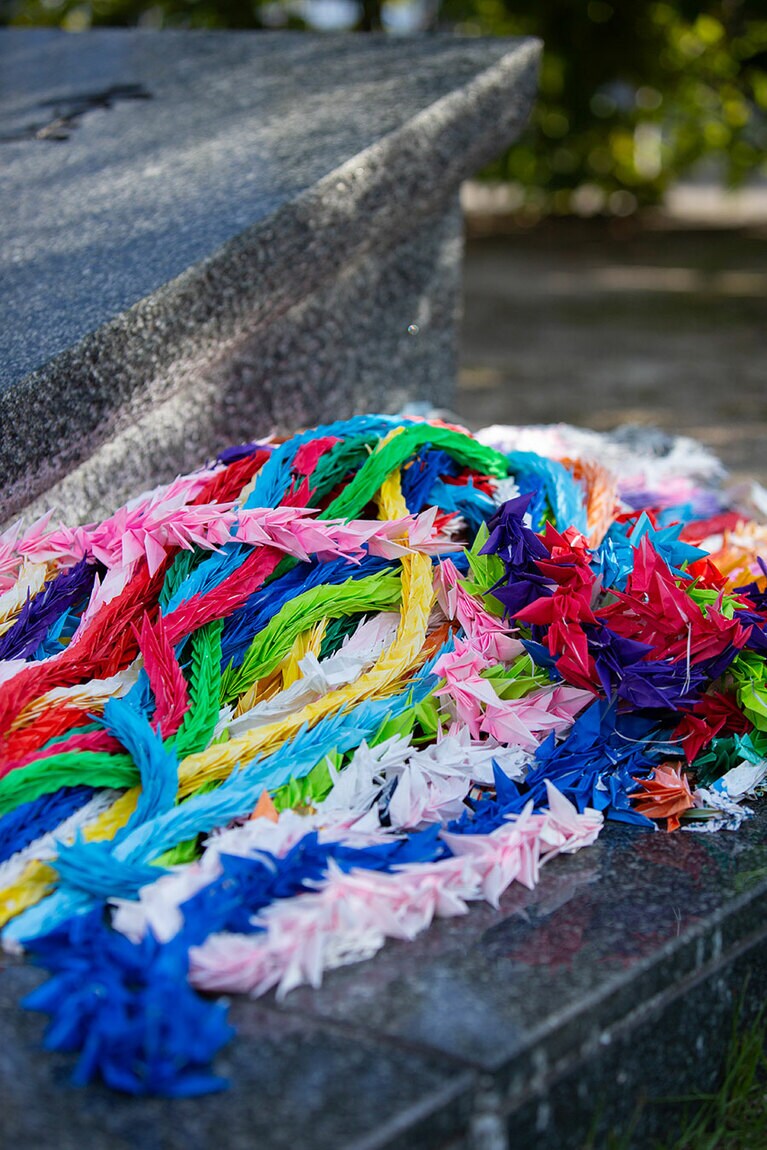 平和への祈りを込めた千羽鶴が。