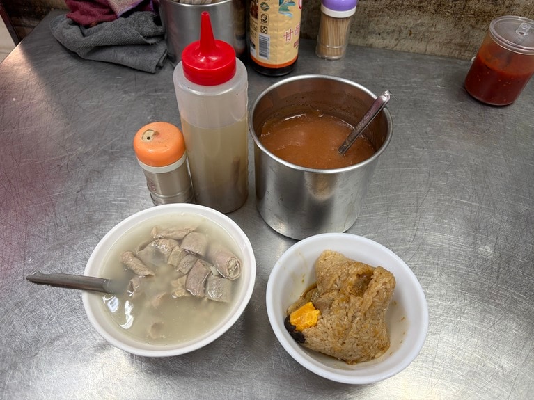 辛みをプラスしたい場合は、スイートサワーソースを加えてみてください。四神湯を肉まんや粽と一緒にいただくのが定番のスタイルです。