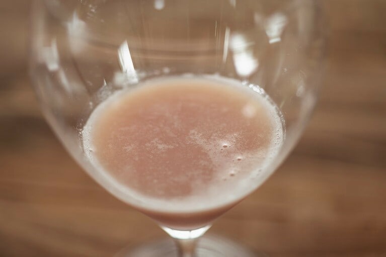 デザートのペアリングに登場した、春めく桜色の自家製「甘酒」。ノンアルコールドリンクはここだけのオリジナルを堪能できるため、あえてノンアルを選ぶ、というのもそれまた一興。