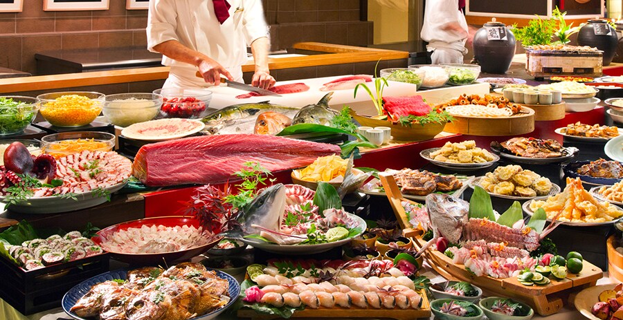 「阿波郷土料理　彩」では、新鮮な地産食材の前菜、刺身、焼き物、揚げ物、蒸し物など、郷土料理がバイキングスタイルで堪能できる。
