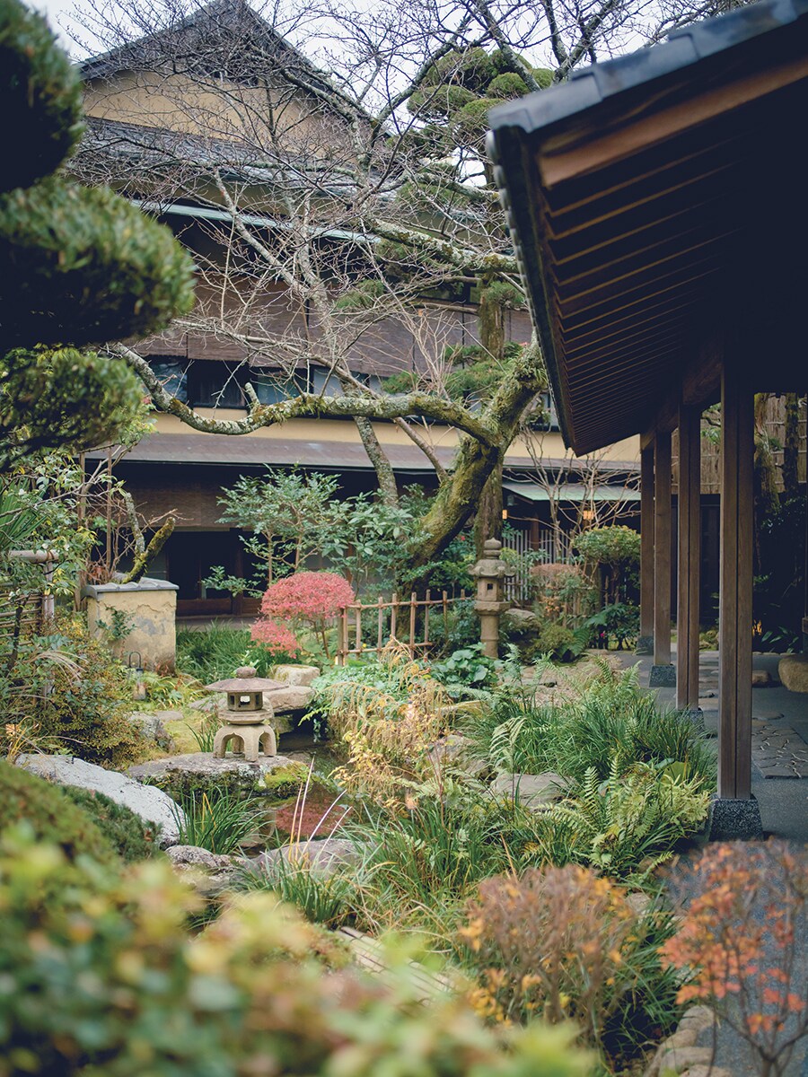 【陶泉 御所坊】離れの貸切湯殿「偲豊庵」で、中庭の眺めもひとりじめ。天楽の宿泊者のみ予約できる。Photo: Tamon Matsuzono