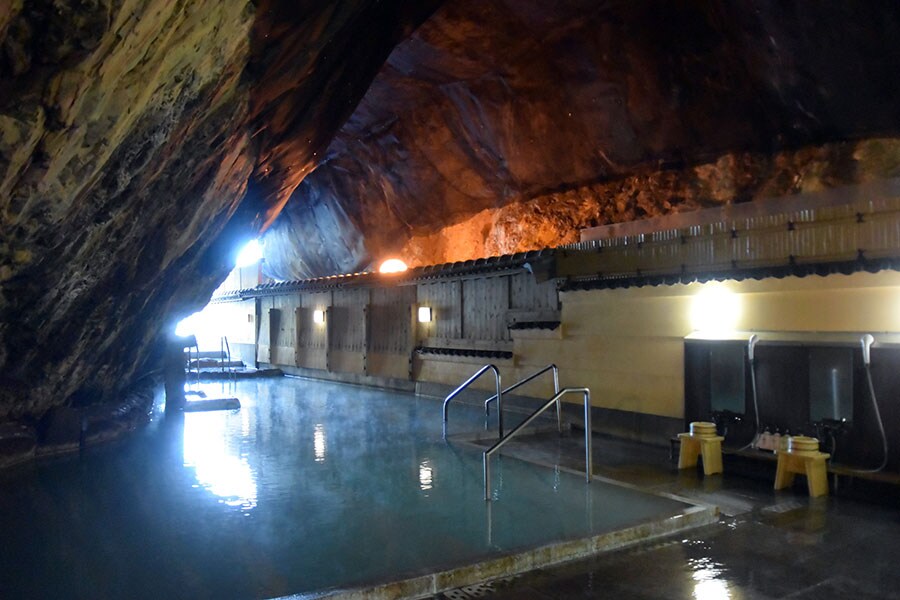 玄武洞の左側の大浴場。洞窟の中に和情緒な風情が。