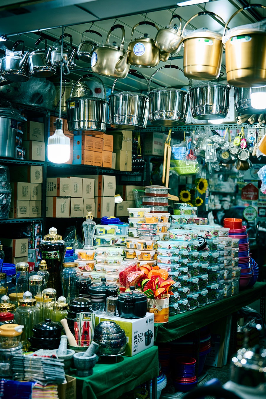広い市場の中には生鮮品や薬草の専門店だけでなく、思わず日本に連れて帰りたくなる台所道具の揃った店も。