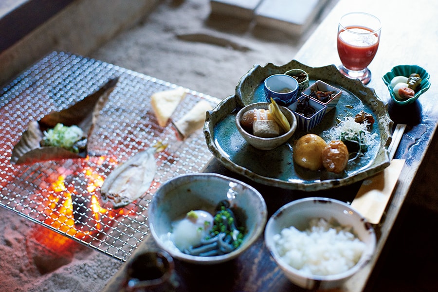 【いろりの宿 かつら木の郷】夜だけではなく朝食も個室の食事処の囲炉裏で。川魚の開きや朴葉みそを炭火で焼いていただく。Photo: Masahiro Sanbe