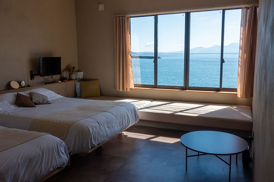 すべての部屋の窓から海の絶景が広がる。