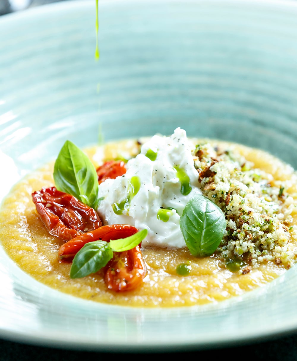 イエロートマトの冷たいスープに自家製ストラッチャテッラチーズをのせた“クルダイオーラ” 16ユーロ。