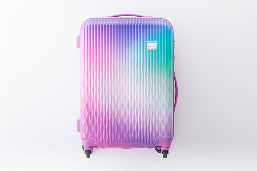 配色がキュートなスーツケースは、預けた際にも取り間違えなし