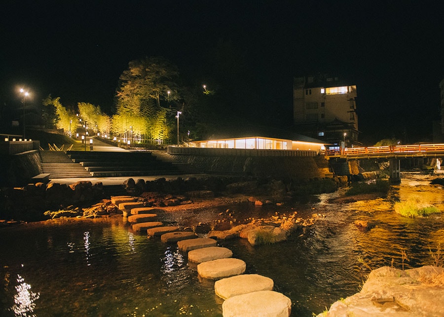 音信川の飛び石を渡って温泉へ。そんなのどかな風景がこのまちの日常であり魅力。