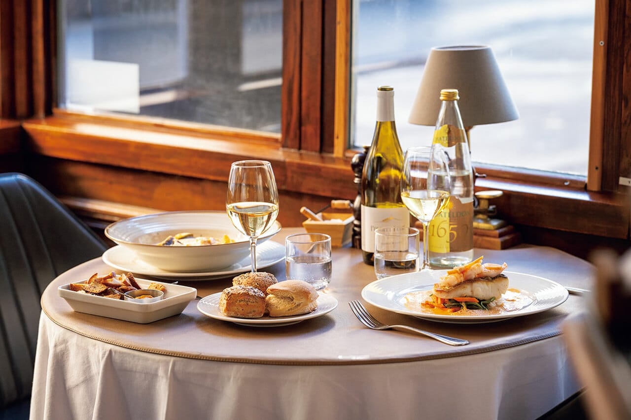 右は“エビとタラのショウガ風味、オマール海老のビスク”25ユーロ。