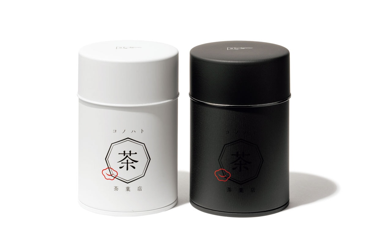 「オリジナル茶缶 梅紋かぶせ缶（S）」ホワイト、ブラック各770円／コノハト茶葉店。100g程度の茶葉を密閉性高く保存できる茶缶。赤い梅の紋があるがカジュアルな贈りものなら。