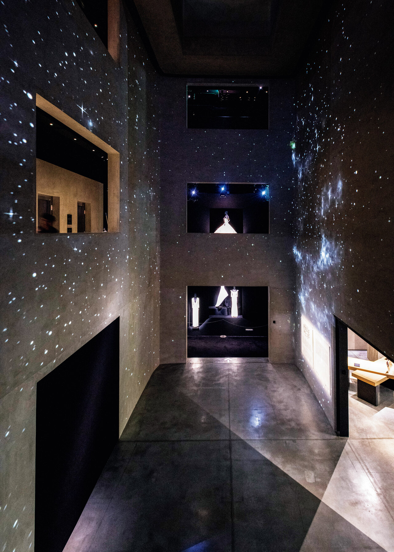 コンクリート打ちっぱなしのシンプルさで作られた4,500㎡の4階建てのビル。