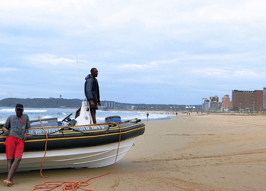弧を描くビーチ沿いにホテルが並ぶダーバン。朝の散策途中、漁から帰る船に出会った。