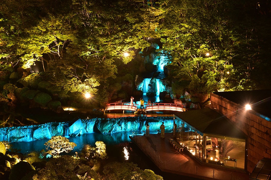 光に包まれた3,000坪の日本庭園「慧洲園」の特別なライトアップ。