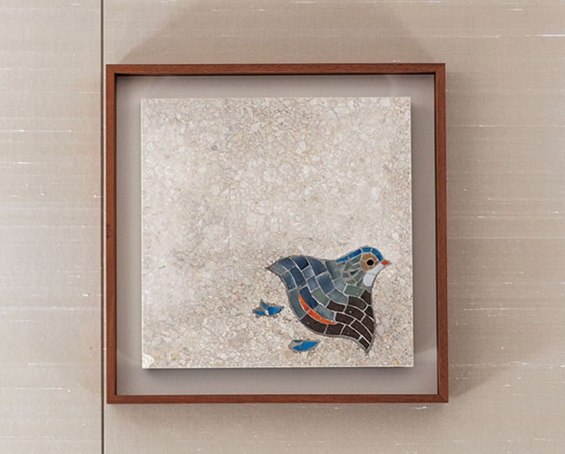 弥栄会館地下食堂を飾った千鳥のモチーフを“生け捕り”し、額装したものがいくつかの客室にあしらってある。