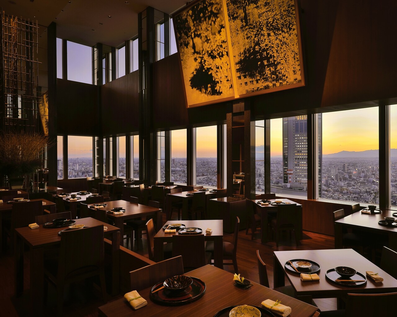 日本料理「梢」。この厨房で30年余にわたって技と感性を磨いてきた吉田展大料理長のコースは格別です。