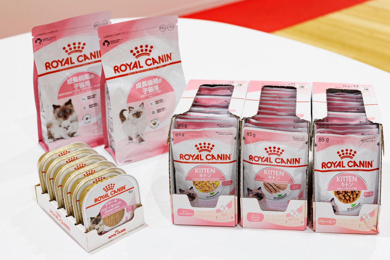 ロイヤルカナンの子猫期用フード。成長前期（生後1～4カ月齢まで）と後期（生後12カ月齢まで）に分かれたドライタイプや、味や食感のバラエティーが豊かなウェットタイプ、離乳期の子猫が食べやすいソフトムースタイプなど種類豊富で心強い。