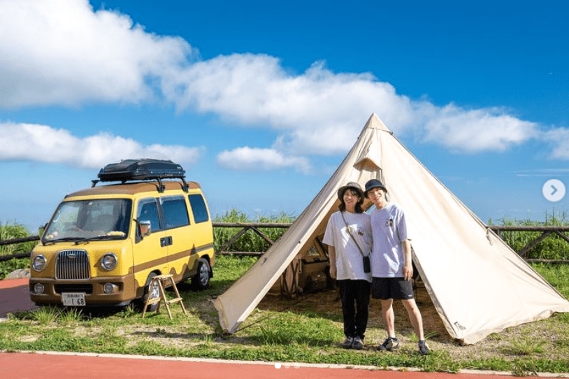 ふたりともキャンプが趣味で、北海道移住後も車中泊をしながら楽しんでいる（公式インスタグラムより）