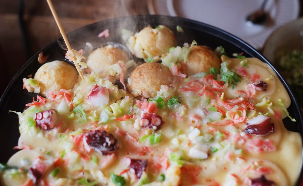 たこ焼きパーティーには「バラバラになった家族をまーるくひとつにする力があるんです。焼き肉やすき焼きでは、こうはいきません」　©snowleopard/イメージマート