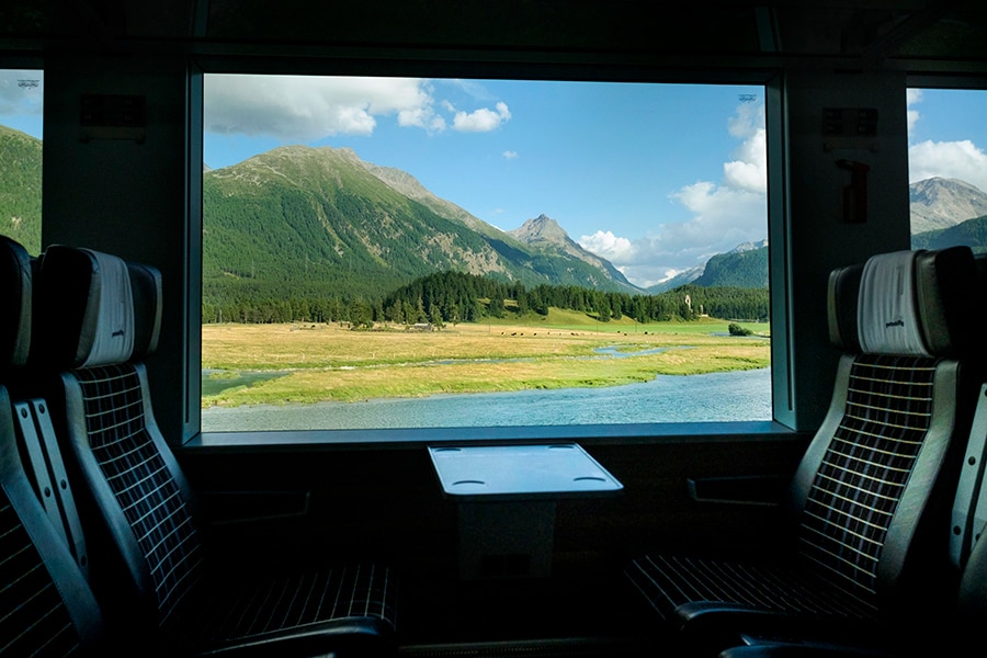 一枚絵のような車窓からの景色は、写真に収める前にじっくり眺めて胸に刻む。