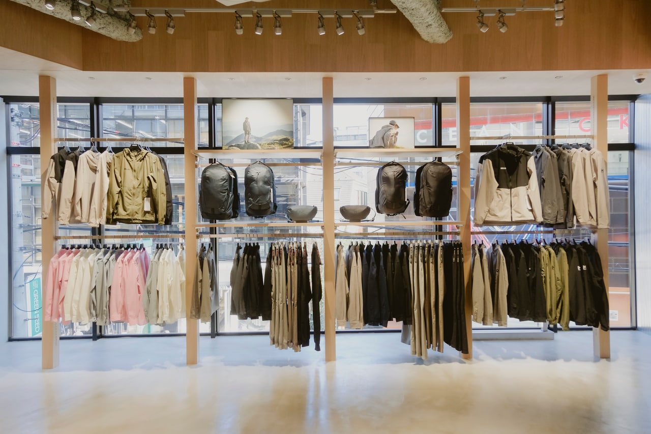 一方、2階は山小屋の内部。木材を基調にした柔らかな空間が広がる。トレッキングやハイキングアイテムをラインナップ。