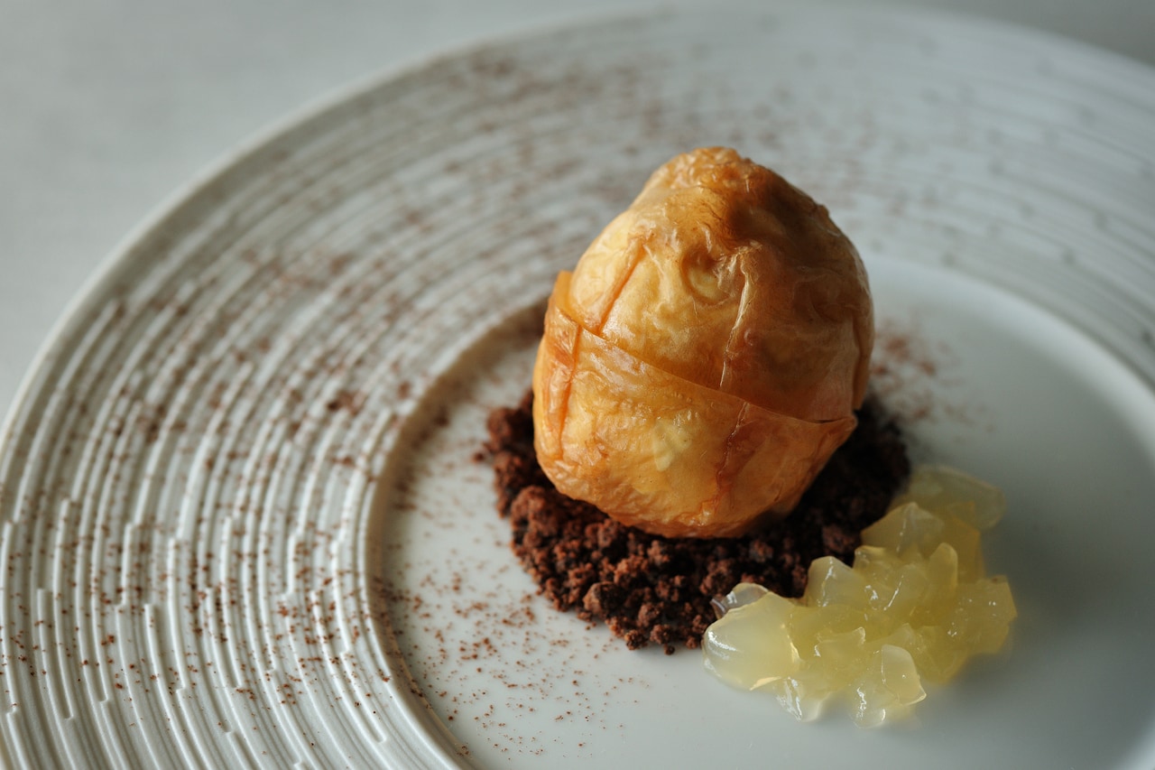 りんごのジュレとチョコレートのクランブルを添えて。