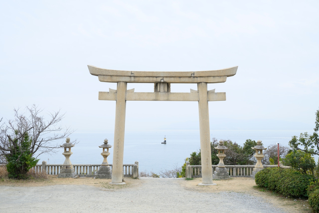 海を背景に立つ鳥居は、日中と夕方でその表情を大きく変える。