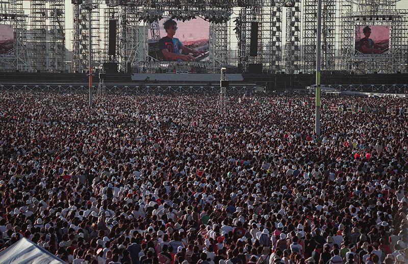 99年、20万人を動員した世界最大ライブ(当時)。千葉市美浜区の幕張メッセ駐車場を埋め尽くした Ⓒ時事通信社