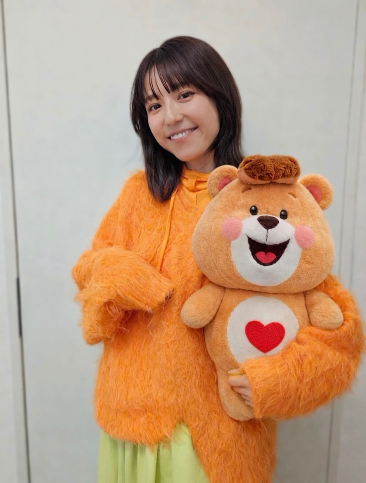 若槻千夏さんが生み出した人気キャラクター・クマタンのぬいぐるみ （「若槻千夏」公式Instagramより）。