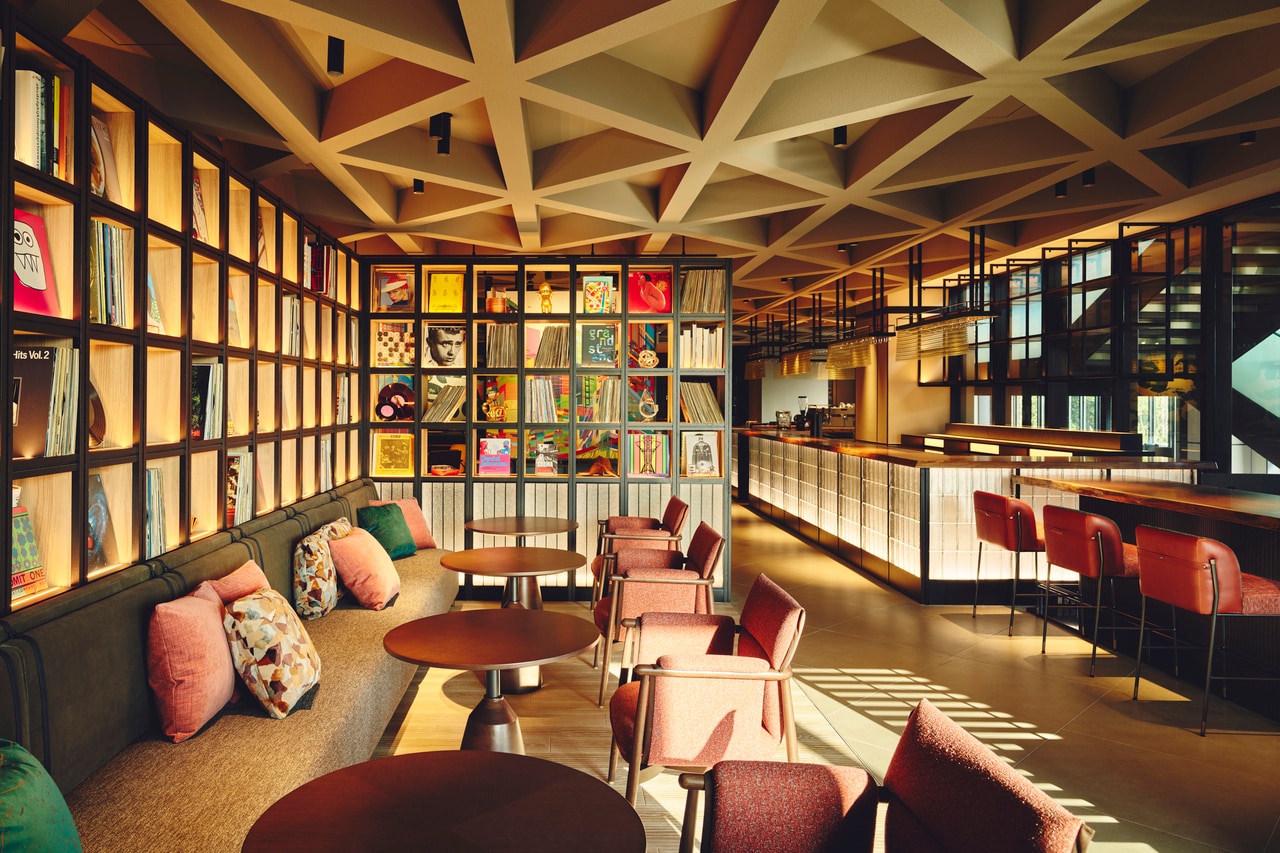 ホテル11階のオールデイダイニング「Gallery 11 Restaurant & Bar（ギャラリーイレブン）」で腕を振るうのは、さまざまな経歴や経験を積んだシェフたち。クリエイティビティ溢れるメニューを生み出し、まるでアートギャラリーのような空間で好奇心を刺激する食体験を楽しませてくれる。