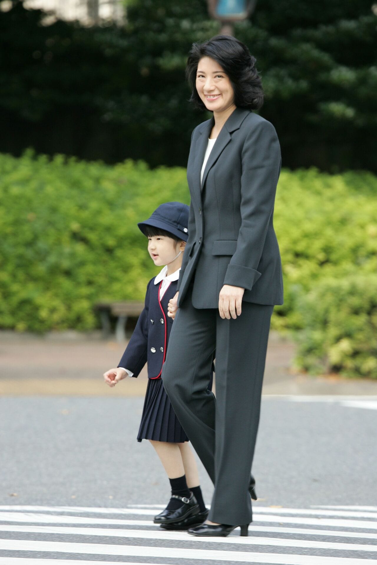 学習院初等科運動会へ向かわれる愛子さま、雅子さま（2006年）©JMPA