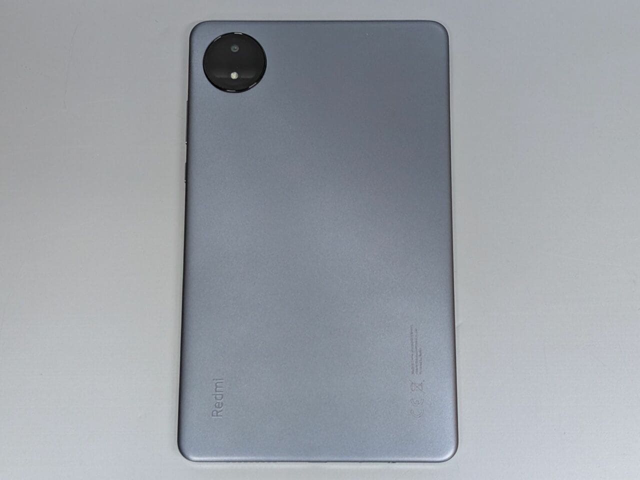 背面。レノボ製品と同じく800万画素のシングルレンズを搭載します