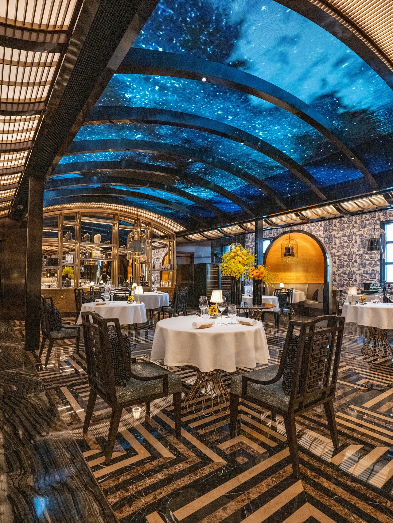 天井をデジタルアートが彩るデスティネーションダイニング「メーザ バイ ジョゼ・アビリス」。