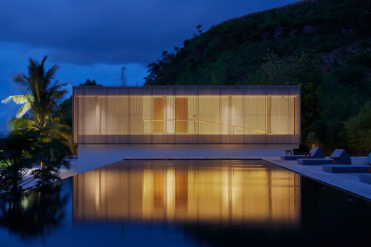 2023年5月にオープンした「イニット・ロンボク」。小さな入り江にぽつんと佇むデザイン系ヴィラです。