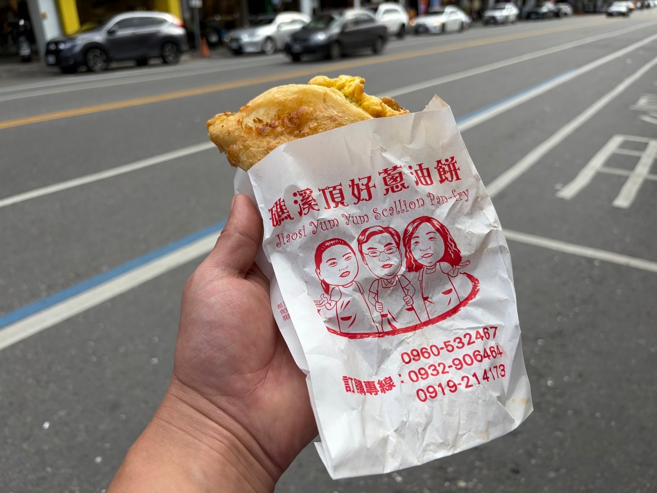 出来たては熱々で油分もあるので、ドリンクは必須。持ち歩き用のビニール袋も忘れずに貰いましょう。