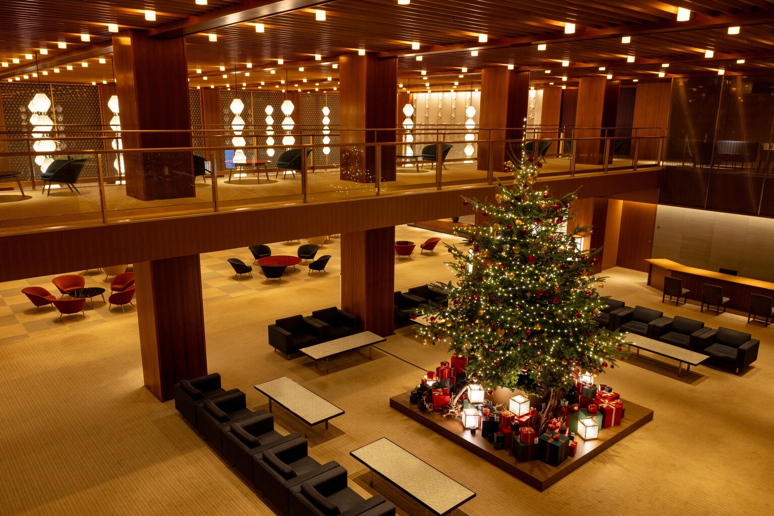 【オークラ東京のクリスマスツリー】4.5メートルの生モミの木がロビーに登場。ホテルの風格を漂わせる | ホテルのクリスマスツリー 2025 ...