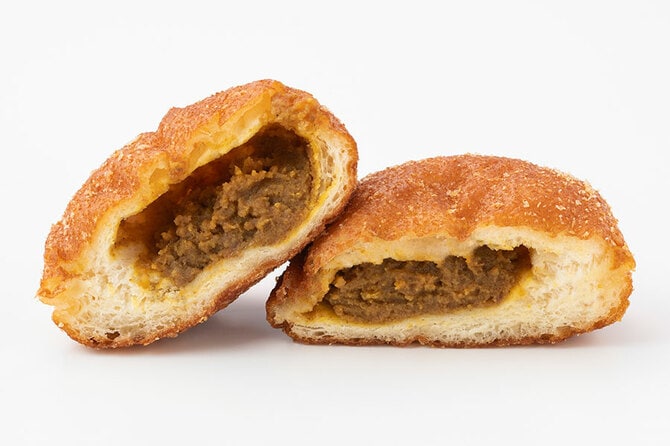 【長崎県】蜂の家「カレーパン」各216円(約90g)。