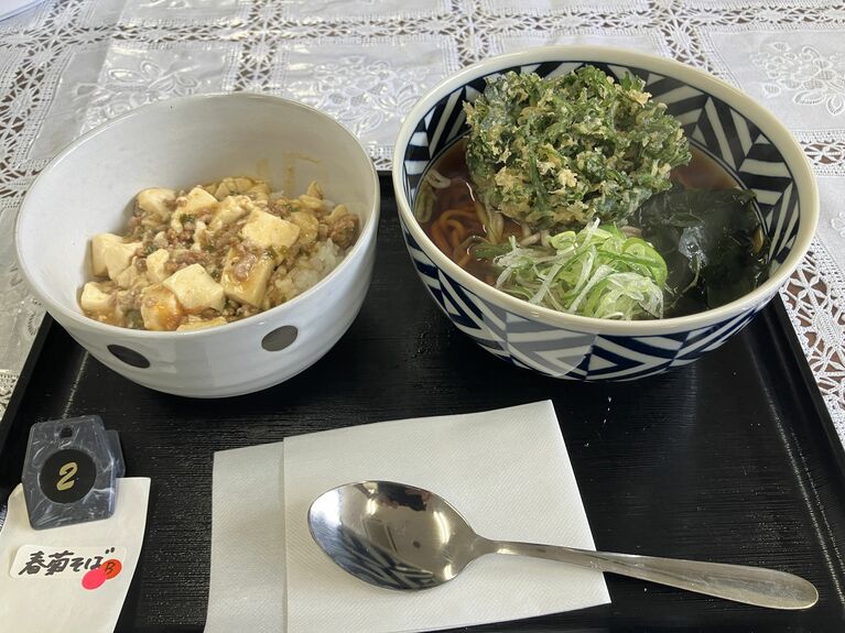 注文した「春菊天そば+ミニ麻婆豆腐丼セット」650円