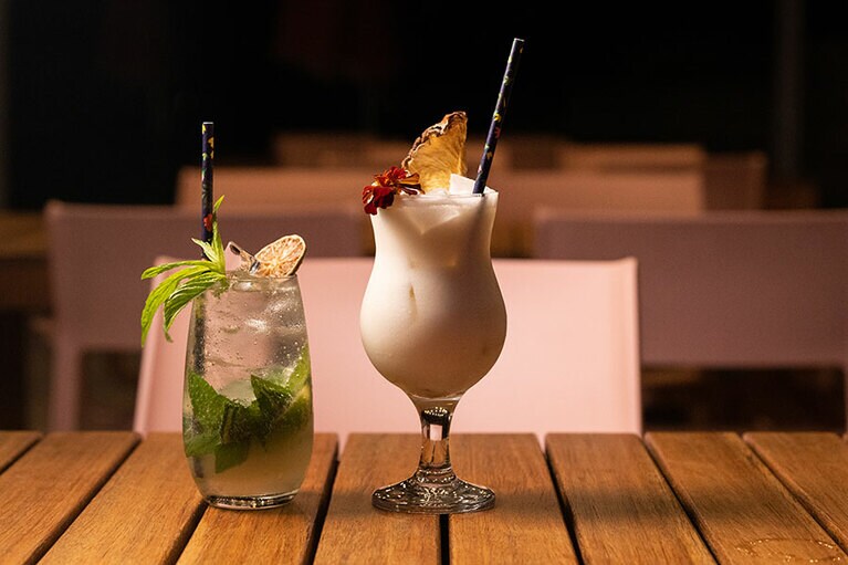 カクテルも充実。