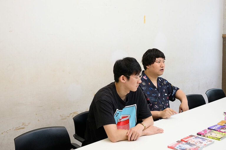 インタビューに答えてくれた、ロングコートダディのおふたり。