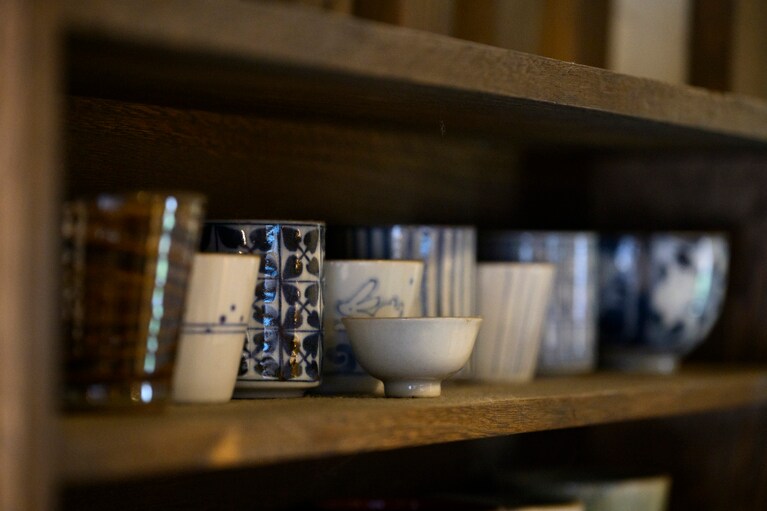 店内には藍色で絵付けされた、日本らしい陶器が並んでいました。