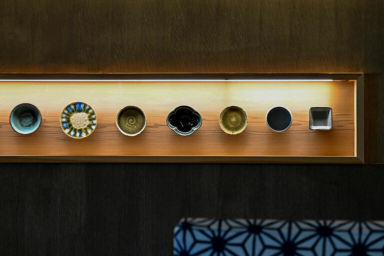 フロントのバックボードにも益子焼があしらわれている。