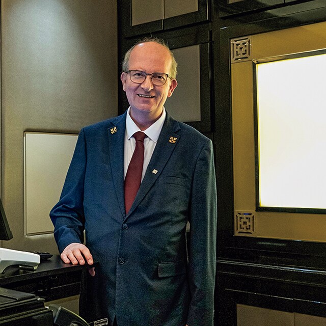 トップコンシェルジュの証、レ・クレドールに所属するグラハム・ルッフ氏。ゲストの様々なリクエストに応える。