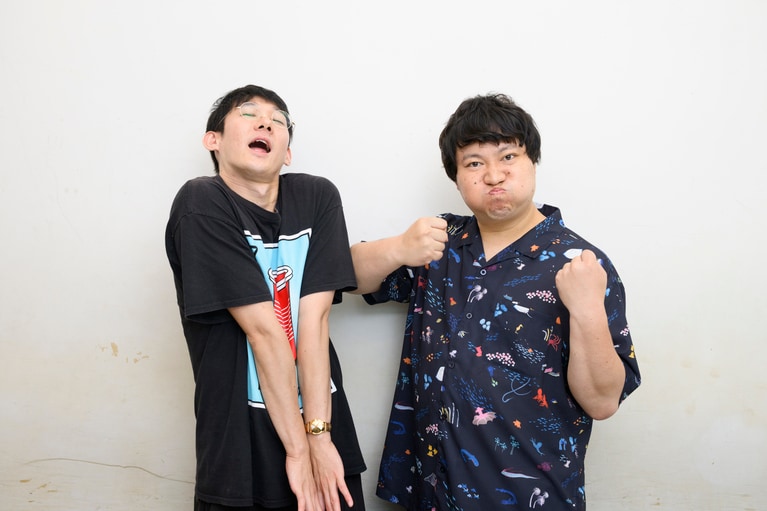 左から、ロングコートダディの堂前透さん、兎さん。